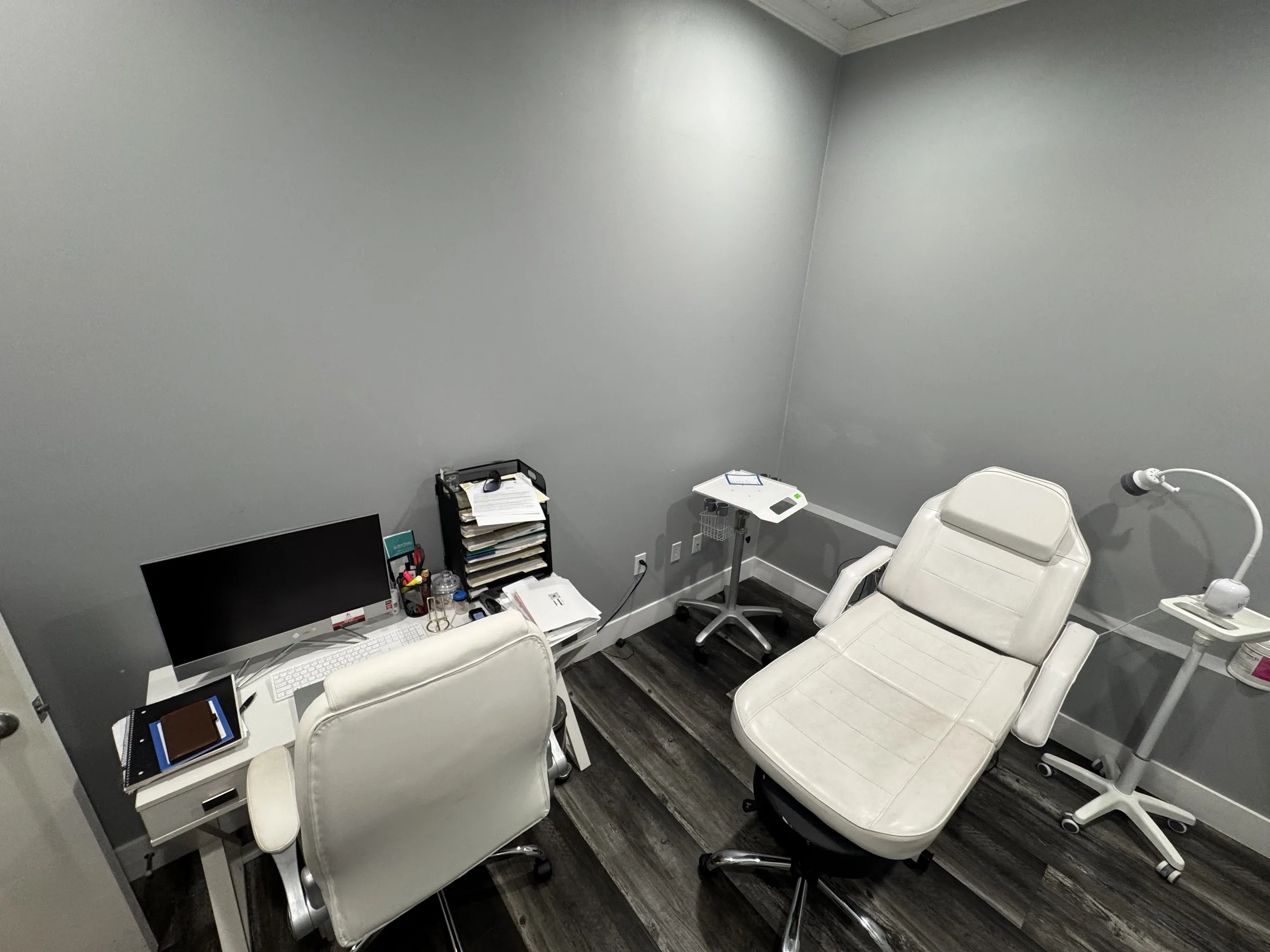 Sala diagnóstica con estaciones y sillones clínicos.