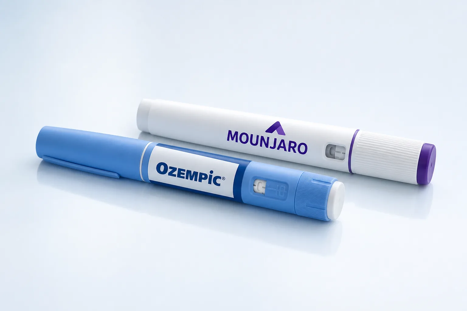 Concepto visual generado por IA con plumas de Ozempic y Mounjaro sobre una superficie clínica clara; no documenta inventario ni disponibilidad de la clínica.