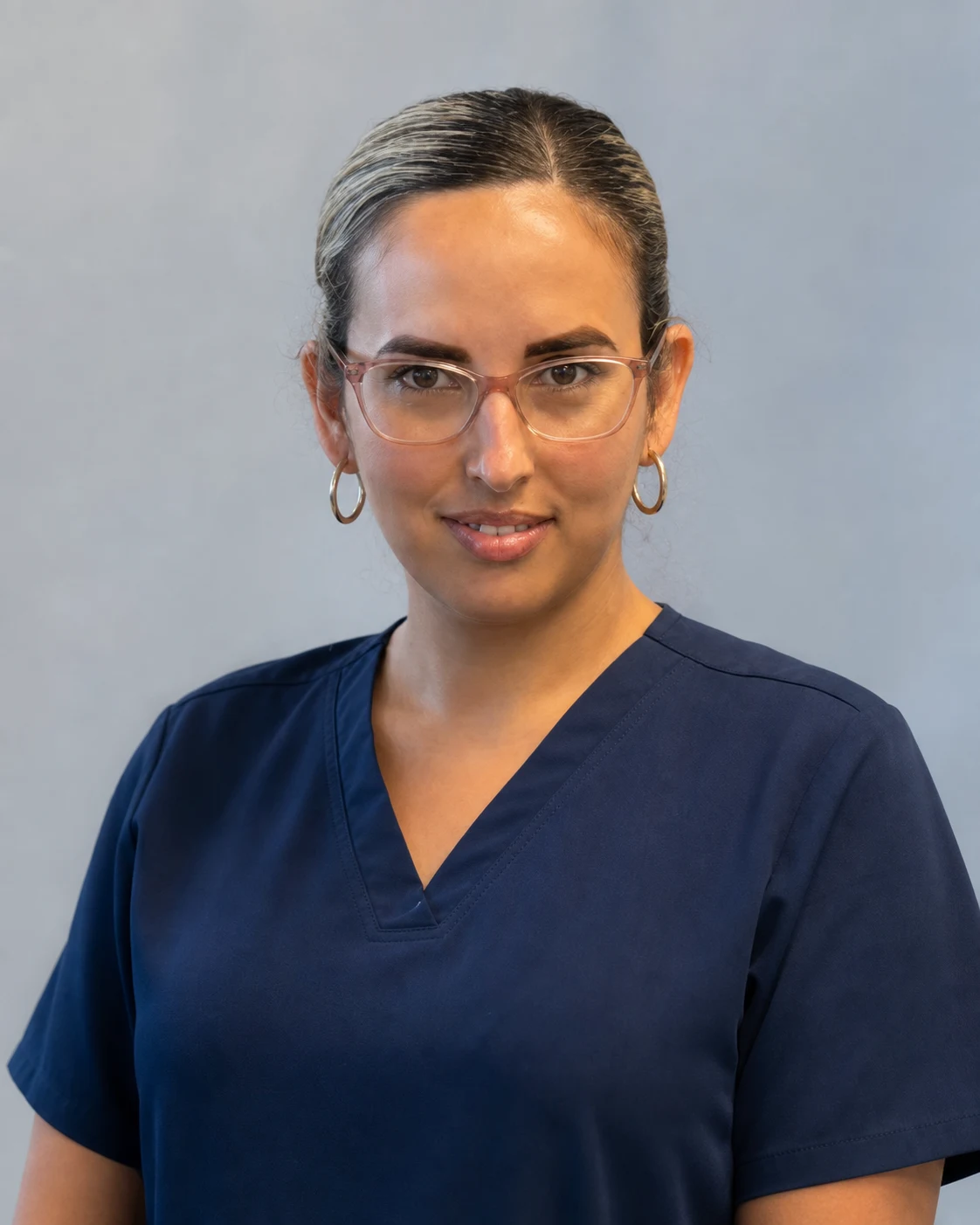 Retrato provisional asistido por IA de Ailin Diaz, asistente médica en la clínica de Miami, derivado de fotografías grupales autorizadas.